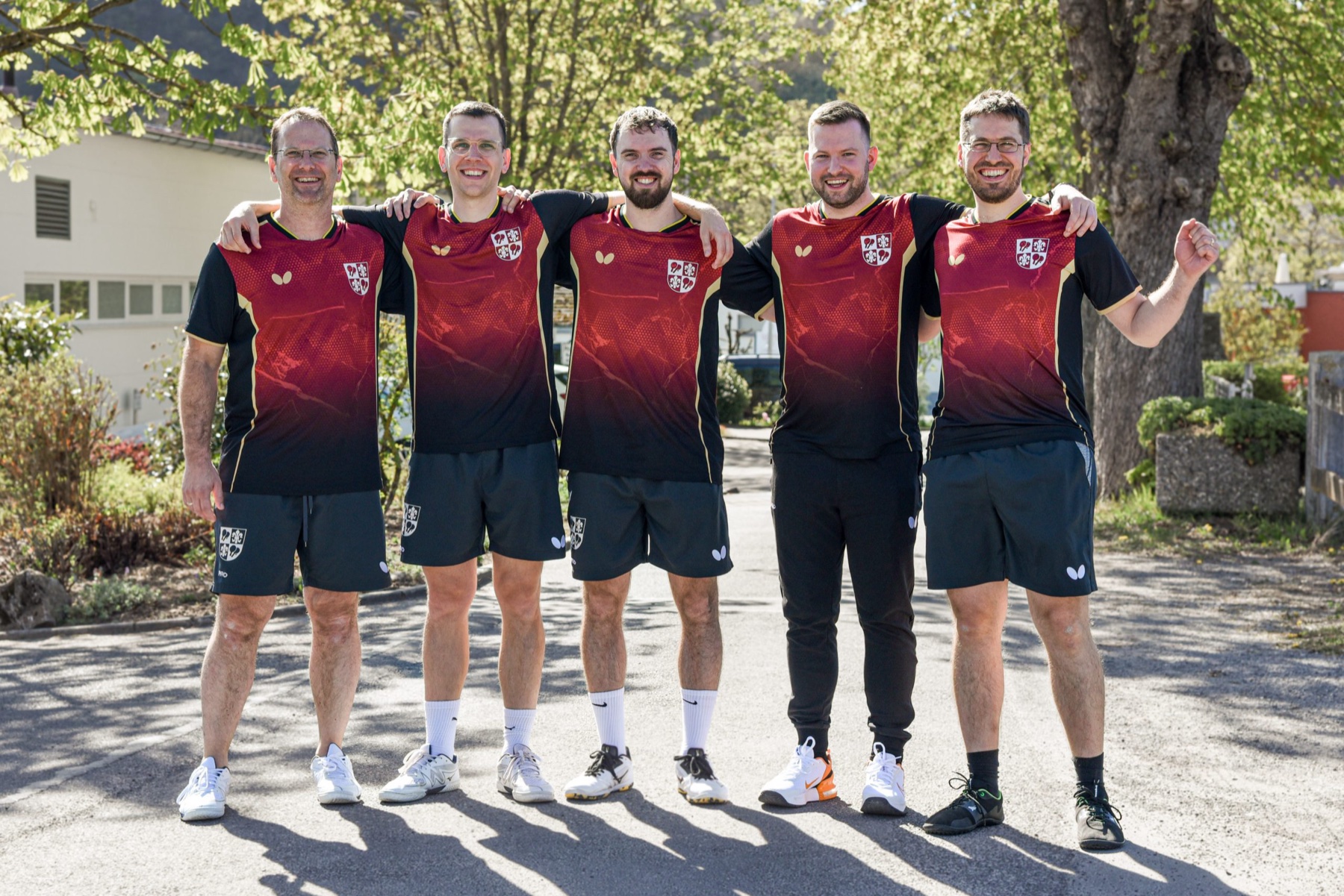 Die Meistermannschaft des TSV Karlstadt in roten Trikots